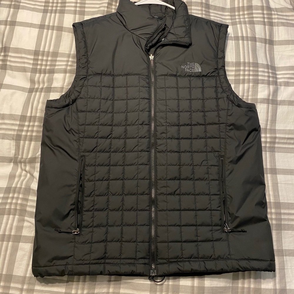 Men’s Northface puffer vest - Size L
